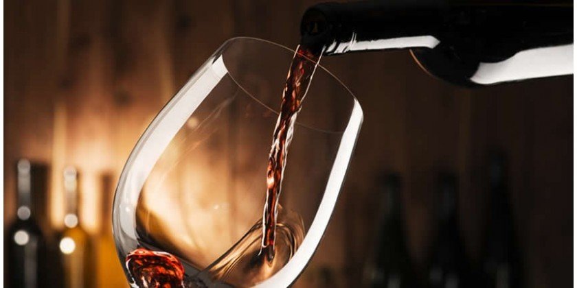Come versare correttamente il vino